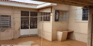 Casa - prox. praça adão duarte.