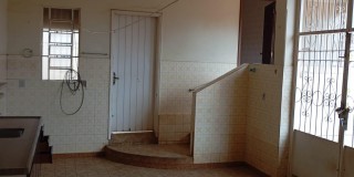 Casa - prox. praça adão duarte.