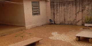 Casa - prox. praça adão duarte.