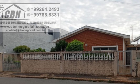 Casa - Prox. Praça Adão Duarte.